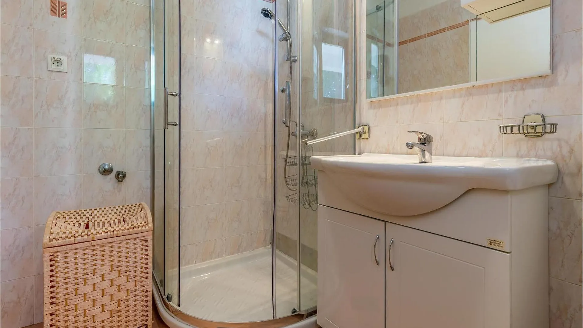4 Bedroom Beautiful Home In Pola