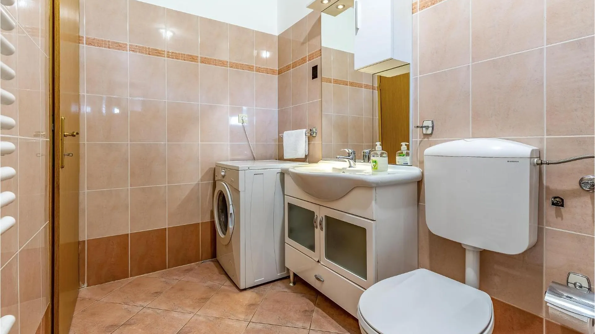 4 Bedroom Beautiful Home In Pola 0*,