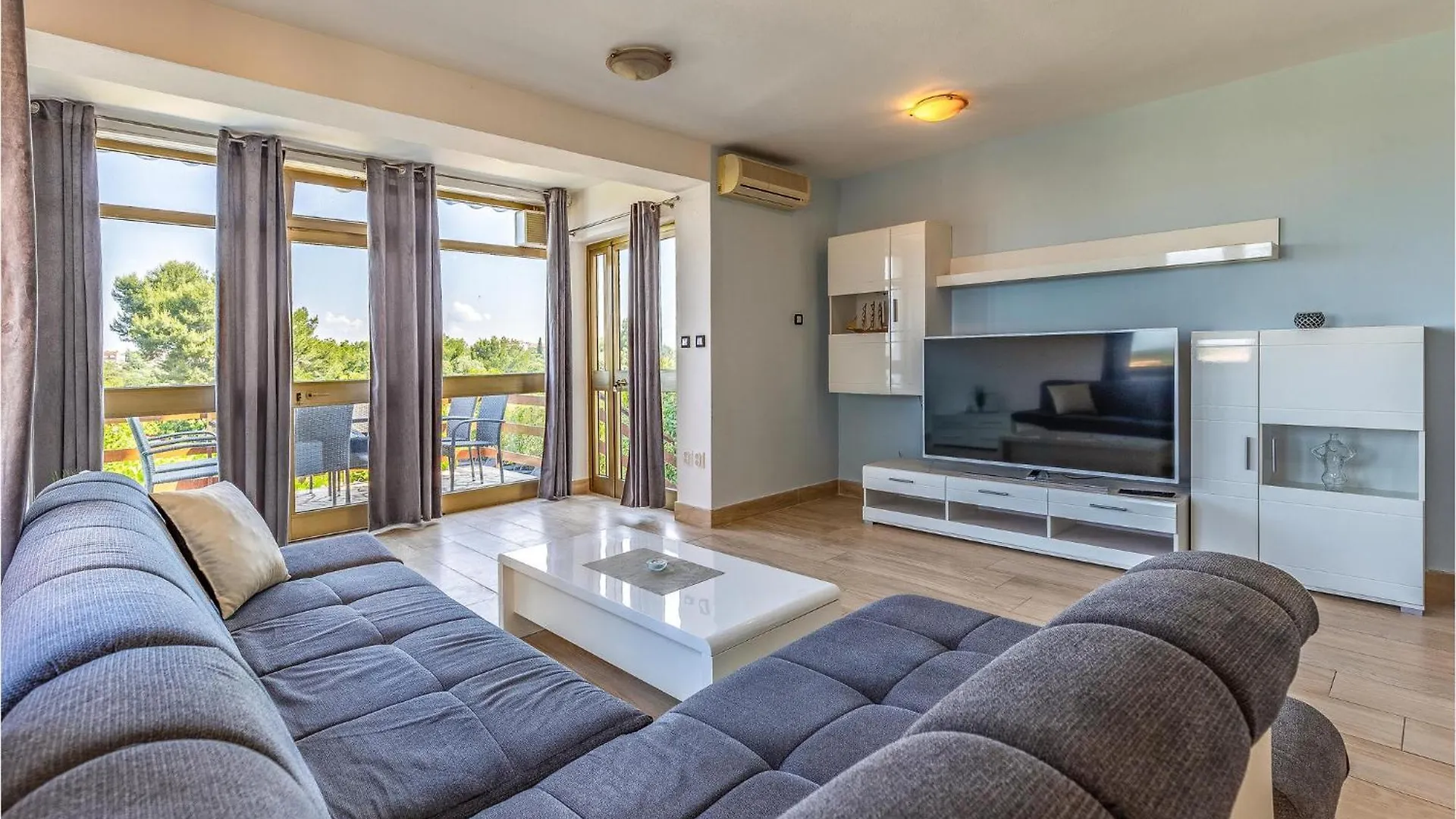 4 Bedroom Beautiful Home In Pola