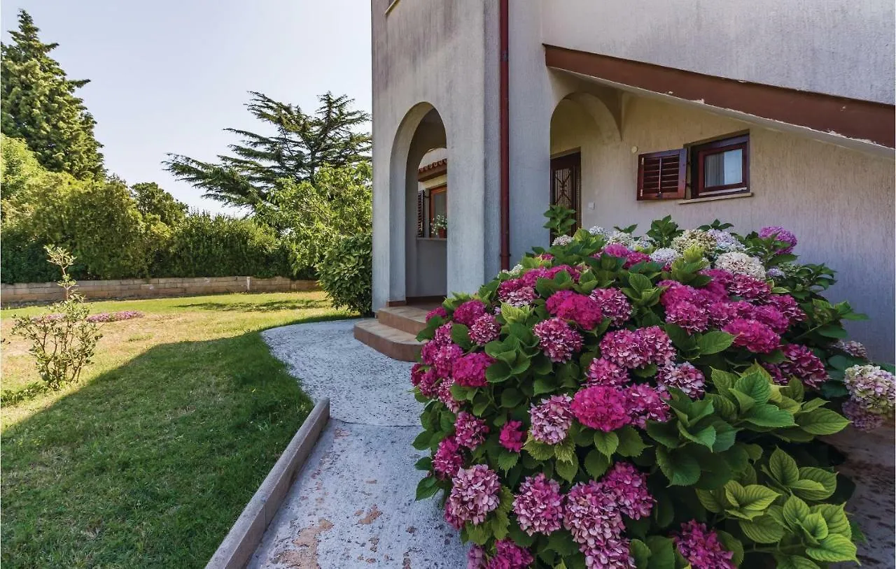 4 Bedroom Beautiful Home In Pola