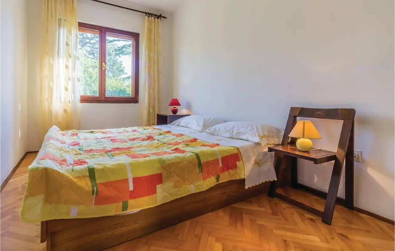 4 Bedroom Beautiful Home In Pola 0*,